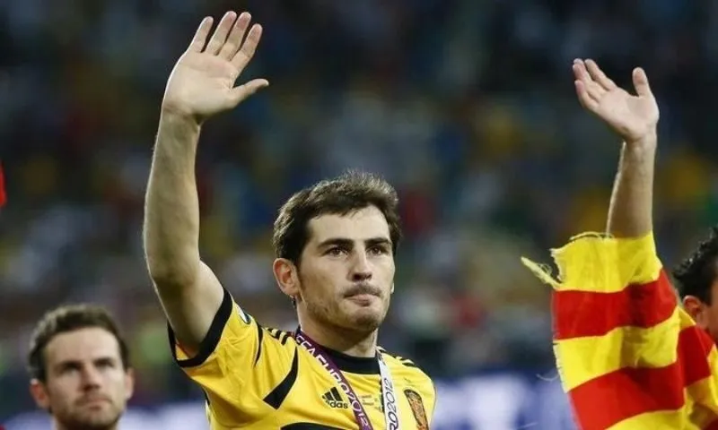 Hình ảnh Iker Casillas khóc truyền cảm hứng ra sao?