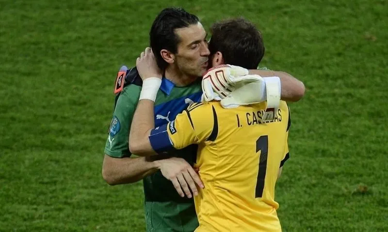 So sánh Iker Casillas vs Buffon:  Ai xuất sắc hơn?