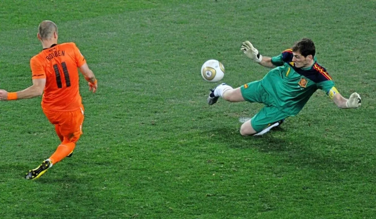 iker-casillas-vs-robben-0