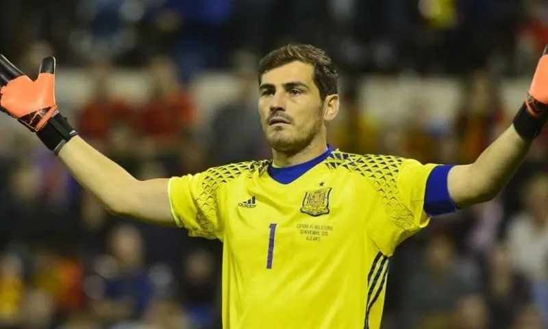 Casillas từng nhận được lời mời từ các CLB nào?